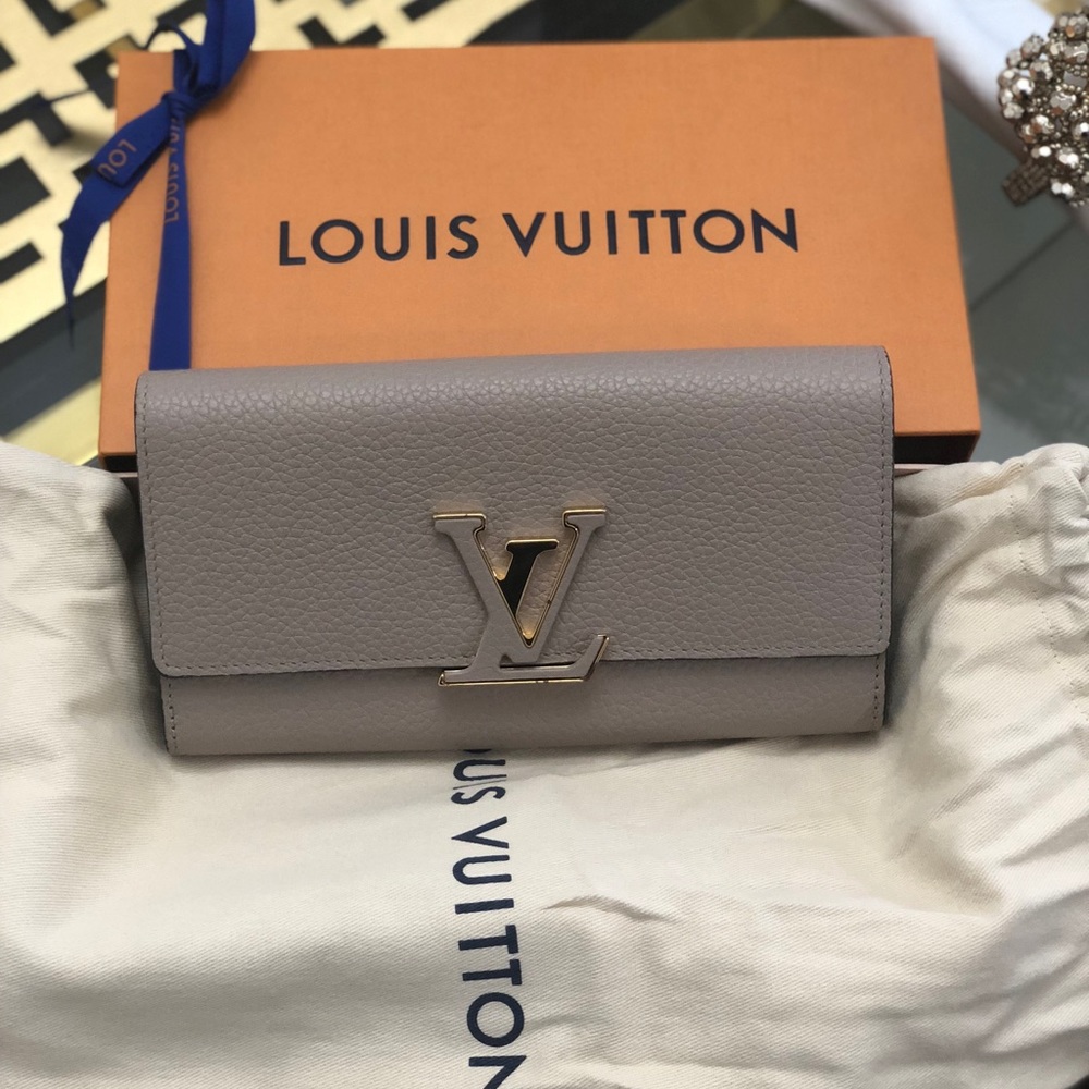 Louis Vuitton Capucines Wallet - Picture 7 of 8